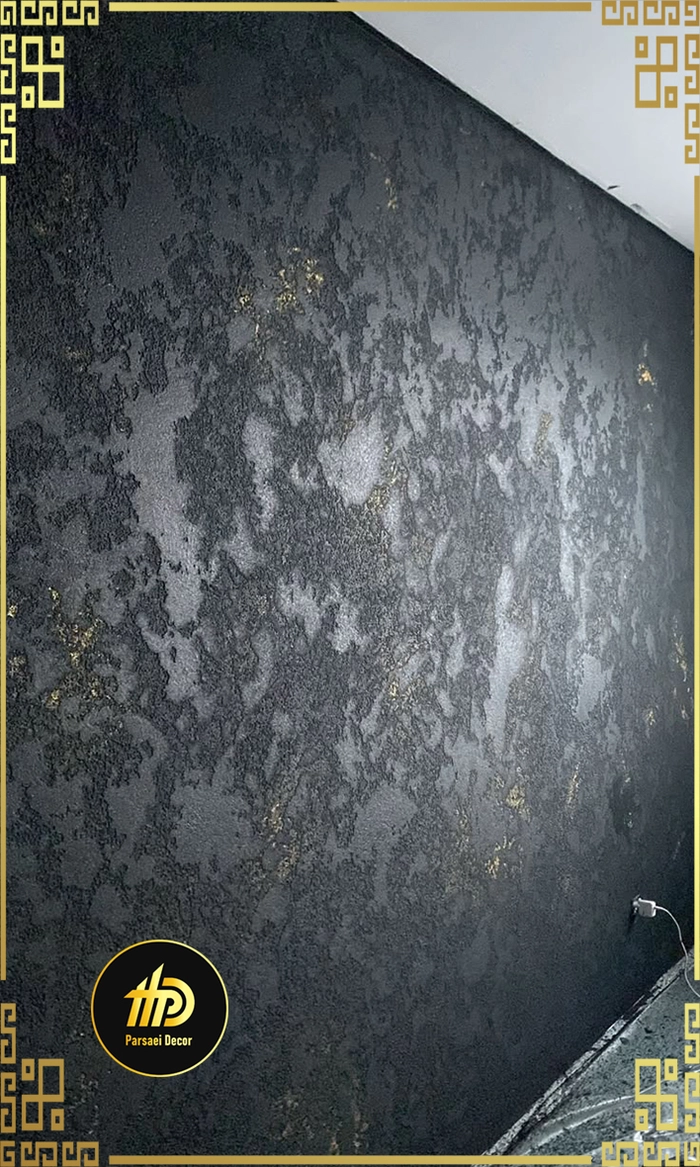 پتینه میکروسمنتنما مشکی با رگههای طلایی روی دیوار (ترند ۱۴۰۴)